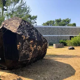 « Les pierres tombent, les feuilles pleurent » - création artistique de Carole Marchais_Le Grand-Village-Plage