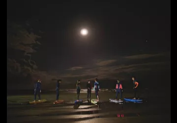 Cours de surf sous la pleine lune