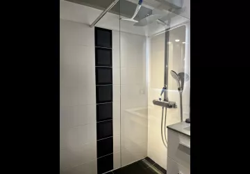 Salle d'eau avec douche 1